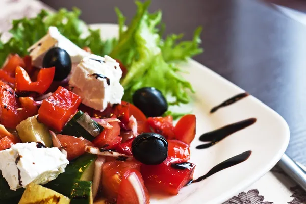 Salada mediterrânica grega com queijo feta, azeitonas e pimentas 