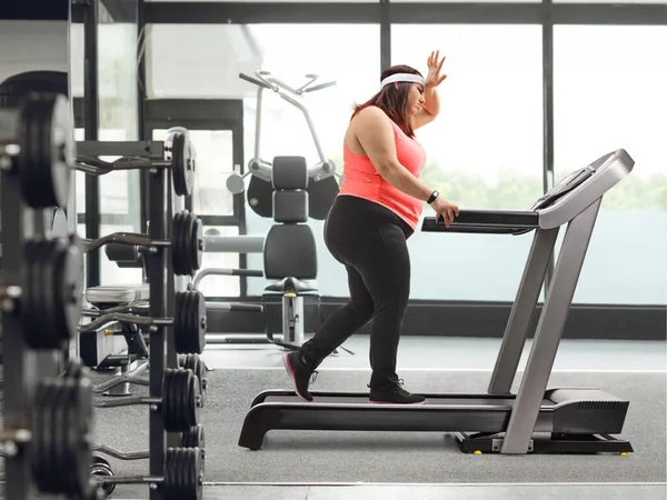 Mulher cansada de treino hiit em uma esteira