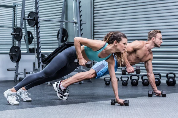 Casal fit, após várias sessões de treino hiit de alta intensidade