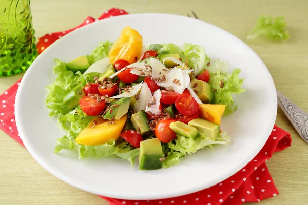 Saladas leves com abacate e legumes no prato.