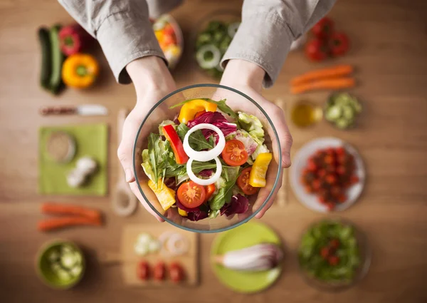 salada vegetariana fresca saudável em uma tigela