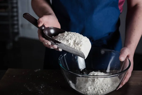 Farinha de berinjela para receita, em tigela de vidro